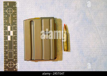 223 Remington Munition außerhalb des Magazins Stockfoto