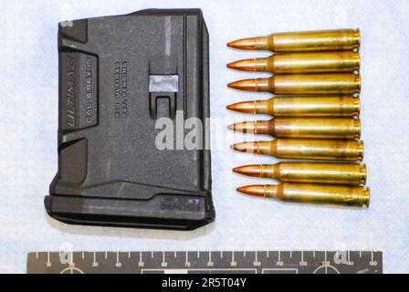 223 Remington Munition außerhalb des Magazins Stockfoto