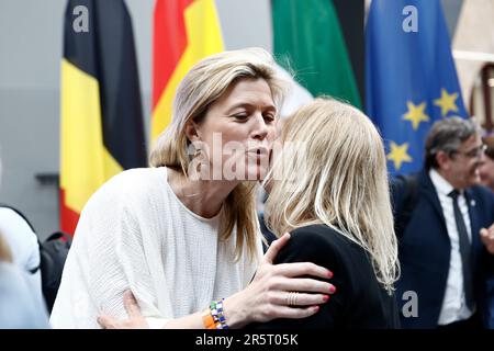 Antwerpen, Belgien. 05. Juni 2023. Die belgische Innenministerin Annelies Verlinden (l) verabschiedet sich von Nancy Faeser (SPD), der Bundesministerin für Inneres und Inneres, nach der letzten Tagung der Innen- und Justizminister von sechs europäischen Ländern zur Bekämpfung der organisierten Kriminalität in Antwerpen. Kredit: Carsten Koall/dpa/Alamy Live News Stockfoto