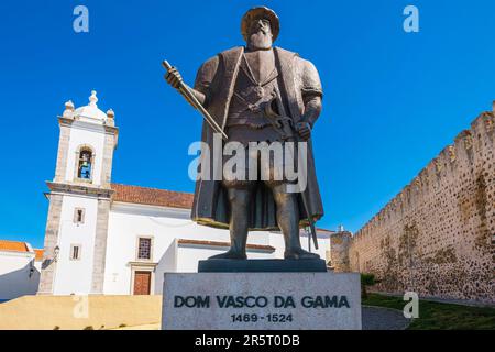 Portugal, Region Alentejo, Sines, Kirche Sao Salvador und Statue zu Ehren des in Sines geborenen Vasco de Gama (1469-1524), des großen portugiesischen Seefahrers und ersten Europäers, der Indien auf dem Seeweg erreichte Stockfoto