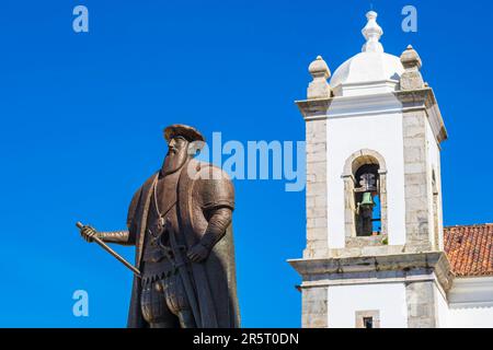 Portugal, Region Alentejo, Sines, Kirche Sao Salvador und Statue zu Ehren des in Sines geborenen Vasco de Gama (1469-1524), des großen portugiesischen Seefahrers und ersten Europäers, der Indien auf dem Seeweg erreichte Stockfoto