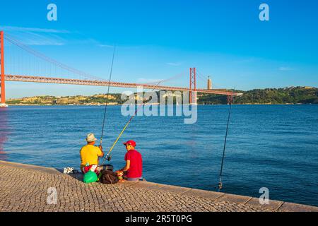 Portugal, Lissabon, Alcantara, Fischer am Ufer des Tejo, die Brücke vom April 25 im Hintergrund Stockfoto