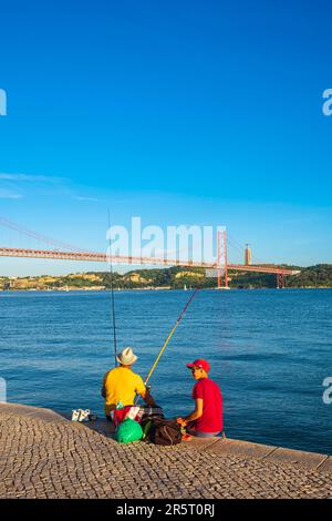 Portugal, Lissabon, Alcantara, Fischer am Ufer des Tejo, die Brücke vom April 25 im Hintergrund Stockfoto