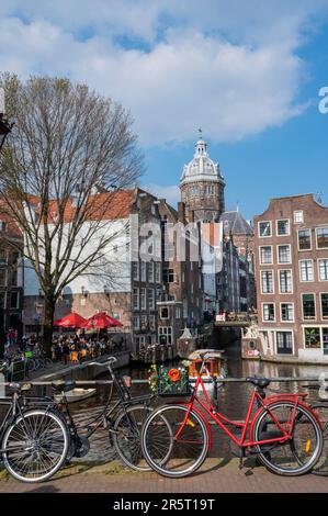 Niederlande, Amsterdam, Kanäle und Stadtleben Stockfoto