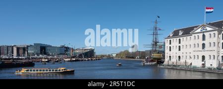 Niederlande, Amsterdam, die Innenstadt, das Maritime Museum (Het Scheepvaart Museum) und der Wiederaufbau eines Handelsschiffes aus dem 18. Jahrhundert, das Segelboot Amsterdam Stockfoto