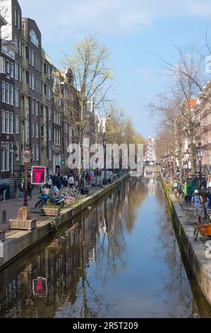 Niederlande, Amsterdam, Kanäle und Stadtleben Stockfoto