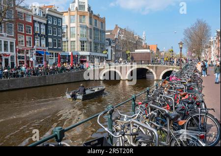 Niederlande, Amsterdam, Kanäle und Stadtleben Stockfoto
