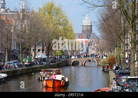 Niederlande, Amsterdam, Kanäle und Stadtleben Stockfoto