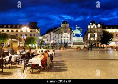 Frankreich, Loiret, Orleans, Place du Martroi mit der Reiterstatue von Jeanne d'Arc, die 1855 von Denis Foyatier angefertigt wurde Stockfoto