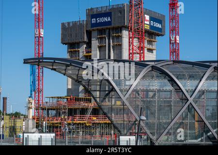 Baustelle des neuen Wolkenkratzers 'Elbturm' hinter der U-Bahn-Station 'Elbbbrücken' in Hamburg. Foto vom Juni 5. 2023. Stockfoto