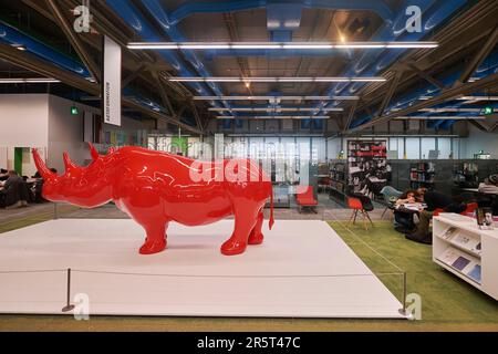 Frankreich, Paris, Les Halles Viertel, Pompidou Center oder Beaubourg, Architekten Renzo Piano, Richard Rogers und Gianfranco Franchini, öffentliche Informationsbibliothek, Ebene 2, Kunstharzskulptur mit dem Titel The Rhinoceros von Xavier Veilhan (1963), ursprünglich für die Boutique Yves Saint Laurent in Soho, New York, entworfen Stockfoto