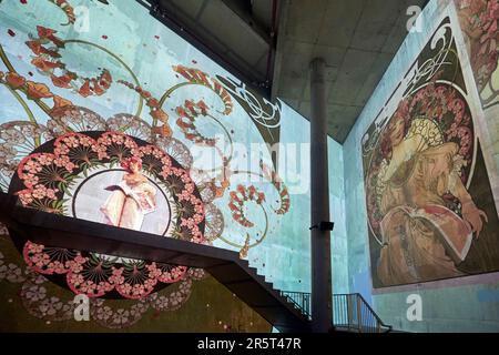 Frankreich, Paris, Grand Palais Immersif auf dem Gelände der Opéra Bastille, Ausstellung Eternel Mucha, eine wichtige Figur des Jugendstils Stockfoto