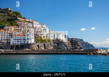 STADT AMALFI, ITALIEN - APRIL 26. 2023: Blick auf das Dorf Amalfi, Italien, ein Resort an der italienischen Küste, umgeben von Klippen und Küstenlandschaft. Stockfoto