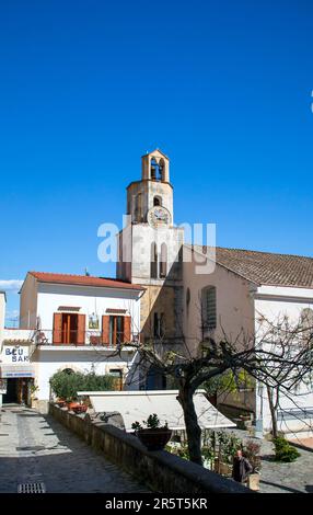 PONTONE, ITALIEN - APRIL 26. 2023: Das Dorf Pontone liegt tief in den grünen Bergen und Terrassen zwischen Amalfi und Ravello Stockfoto