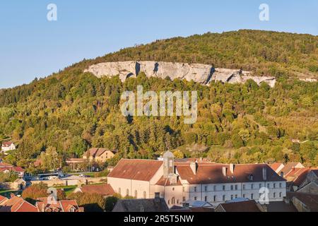 Frankreich, Doubs, Ornans, das Kloster der Minimes, heute Gendarmerie, Verwaltungsdienste und das Museum der Kostüme und Comtois Traditionen Stockfoto