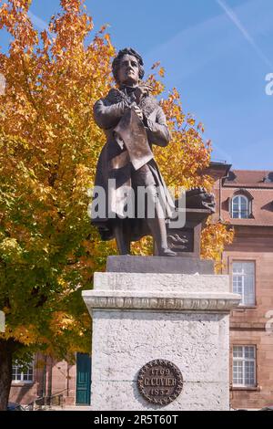 Frankreich, Doubs, Montbeliard, Place Saint Martin, Statue von Georges Cuvier, geboren und gestorben in Montbéliard (1769-1832) vor dem Rathaus Stockfoto