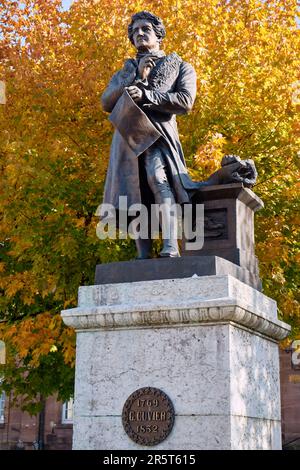 Frankreich, Doubs, Montbeliard, Place Saint Martin, Statue von Georges Cuvier, geboren und gestorben in Montbéliard 1769–1832, Schöpfer der vergleichenden Anatomie und Biostratigraphie Stockfoto