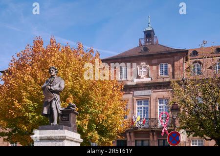 Frankreich, Doubs, Montbeliard, Place Saint Martin, Statue von Georges Cuvier, geboren und gestorben in Montbéliard (1769-1832) vor dem Rathaus Stockfoto