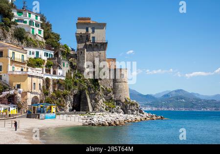 CETARA ITALIEN - APRIL 27. 2023: Cetara ist ein traditionelles Fischerdorf an der Amalfiküste mit einem Ruf als gastronomischer Hotspot Stockfoto