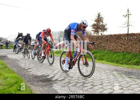 Frankreich, Nord, Templeuve, Paris Roubaix 2023, Mathieu VAN DER POEL über die Kopfsteinpflaster von Templeuve, die den Paris Roubaix 2023 gewinnen Stockfoto