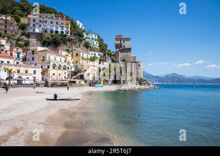 CETARA ITALIEN - APRIL 27. 2023: Cetara ist ein traditionelles Fischerdorf an der Amalfiküste mit einem Ruf als gastronomischer Hotspot Stockfoto