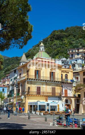 CETARA ITALIEN - APRIL 27. 2023: Cetara ist ein traditionelles Fischerdorf an der Amalfiküste mit einem Ruf als gastronomischer Hotspot Stockfoto