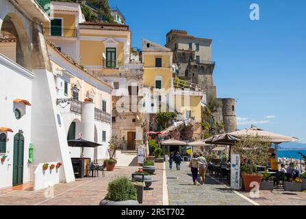 CETARA ITALIEN - APRIL 27. 2023: Cetara ist ein traditionelles Fischerdorf an der Amalfiküste mit einem Ruf als gastronomischer Hotspot Stockfoto