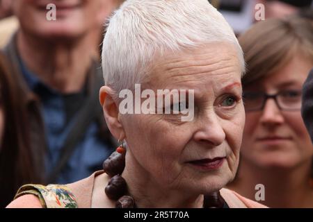 Die britische Modedesignerin Vivienne Westwood marschiert gemeinsam mit Zehntausenden durch die Straßen Londons vor dem UN-Notfallgipfel zum Klimawandel. 21.09.2014 Stockfoto