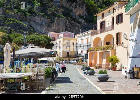 CETARA ITALIEN - APRIL 27. 2023: Cetara ist ein traditionelles Fischerdorf an der Amalfiküste mit einem Ruf als gastronomischer Hotspot Stockfoto