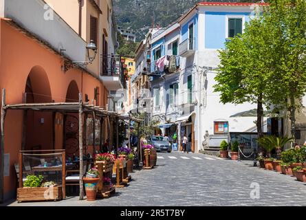 CETARA ITALIEN - APRIL 27. 2023: Cetara ist ein traditionelles Fischerdorf an der Amalfiküste mit einem Ruf als gastronomischer Hotspot Stockfoto