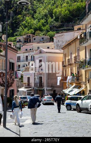 CETARA ITALIEN - APRIL 27. 2023: Cetara ist ein traditionelles Fischerdorf an der Amalfiküste mit einem Ruf als gastronomischer Hotspot Stockfoto