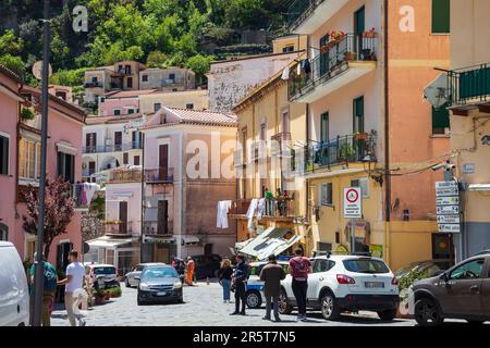 CETARA ITALIEN - APRIL 27. 2023: Cetara ist ein traditionelles Fischerdorf an der Amalfiküste mit einem Ruf als gastronomischer Hotspot Stockfoto