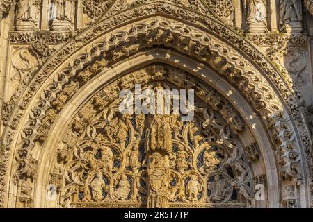 Frankreich, Somme, Saint-Riquier, Fassade der Abteikirche Saint-Riquier, eines der schönsten Beispiele extravaganter gotischer Kunst in Picardie maritime. Als Teil eines größeren monumentalen Ensembles wurde die Klosterkirche 1840 als historisches Denkmal gelistet Stockfoto