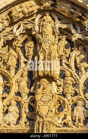 Frankreich, Somme, Saint-Riquier, Fassade der Abteikirche Saint-Riquier, eines der schönsten Beispiele extravaganter gotischer Kunst in Picardie maritime. Als Teil eines größeren monumentalen Ensembles wurde die Klosterkirche 1840 als historisches Denkmal gelistet Stockfoto