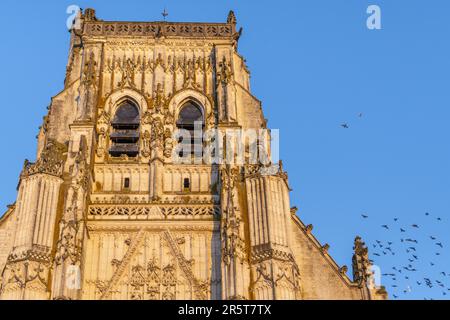 Frankreich, Somme, Saint-Riquier, Fassade der Abteikirche Saint-Riquier, eines der schönsten Beispiele extravaganter gotischer Kunst in Picardie maritime. Als Teil eines größeren monumentalen Ensembles wurde die Klosterkirche 1840 als historisches Denkmal gelistet Stockfoto