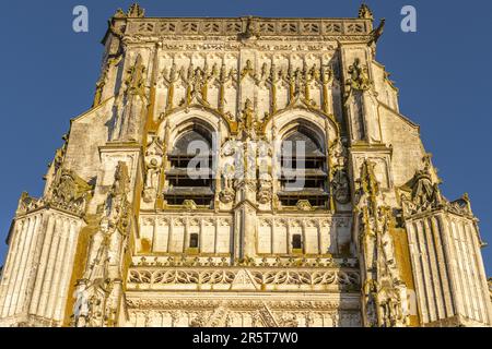 Frankreich, Somme, Saint-Riquier, Fassade der Abteikirche Saint-Riquier, eines der schönsten Beispiele extravaganter gotischer Kunst in Picardie maritime. Als Teil eines größeren monumentalen Ensembles wurde die Klosterkirche 1840 als historisches Denkmal gelistet Stockfoto