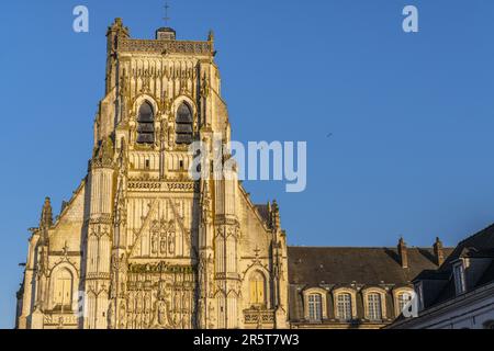 Frankreich, Somme, Saint-Riquier, Fassade der Abteikirche Saint-Riquier, eines der schönsten Beispiele extravaganter gotischer Kunst in Picardie maritime. Als Teil eines größeren monumentalen Ensembles wurde die Klosterkirche 1840 als historisches Denkmal gelistet Stockfoto