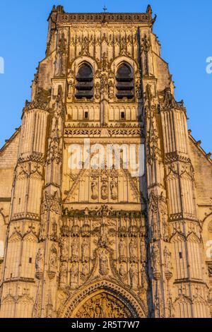 Frankreich, Somme, Saint-Riquier, Fassade der Abteikirche Saint-Riquier, eines der schönsten Beispiele extravaganter gotischer Kunst in Picardie maritime. Als Teil eines größeren monumentalen Ensembles wurde die Klosterkirche 1840 als historisches Denkmal gelistet Stockfoto