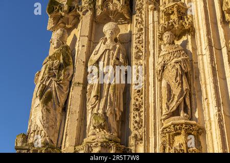 Frankreich, Somme, Saint-Riquier, Fassade der Abteikirche Saint-Riquier, eines der schönsten Beispiele extravaganter gotischer Kunst in Picardie maritime. Als Teil eines größeren monumentalen Ensembles wurde die Klosterkirche 1840 als historisches Denkmal gelistet Stockfoto