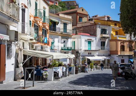 CETARA ITALIEN - APRIL 27. 2023: Cetara ist ein traditionelles Fischerdorf an der Amalfiküste mit einem Ruf als gastronomischer Hotspot Stockfoto