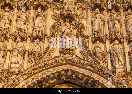 Frankreich, Somme, Saint-Riquier, Fassade der Abteikirche Saint-Riquier, eines der schönsten Beispiele extravaganter gotischer Kunst in Picardie maritime. Als Teil eines größeren monumentalen Ensembles wurde die Klosterkirche 1840 als historisches Denkmal gelistet Stockfoto