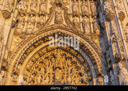 Frankreich, Somme, Saint-Riquier, Fassade der Abteikirche Saint-Riquier, eines der schönsten Beispiele extravaganter gotischer Kunst in Picardie maritime. Als Teil eines größeren monumentalen Ensembles wurde die Klosterkirche 1840 als historisches Denkmal gelistet Stockfoto