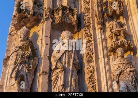 Frankreich, Somme, Saint-Riquier, Fassade der Abteikirche Saint-Riquier, eines der schönsten Beispiele extravaganter gotischer Kunst in Picardie maritime. Als Teil eines größeren monumentalen Ensembles wurde die Klosterkirche 1840 als historisches Denkmal gelistet Stockfoto