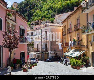 CETARA ITALIEN - APRIL 27. 2023: Cetara ist ein traditionelles Fischerdorf an der Amalfiküste mit einem Ruf als gastronomischer Hotspot Stockfoto