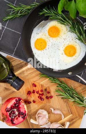Ein Blick von oben auf einen Küchentisch, auf dem verschiedene Speisen angeordnet sind Stockfoto