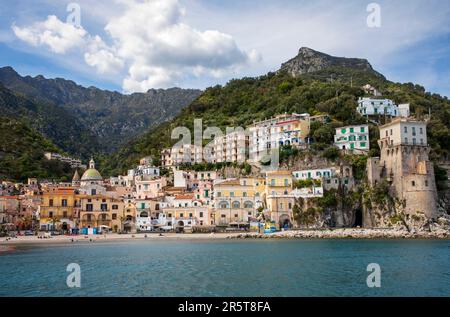 CETARA ITALIEN - APRIL 27. 2023: Cetara ist ein traditionelles Fischerdorf an der Amalfiküste mit einem Ruf als gastronomischer Hotspot Stockfoto