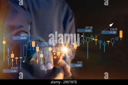 Planung und Strategie Aktienmarkt Wachstumsfortschritt oder Erfolg Geschäftsmann oder Händler Handberührungen zeigen virtuelle Hologrammaktien, in die investiert wird Stockfoto