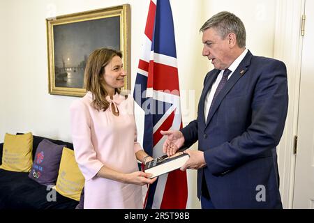 London, Großbritannien. 05. Juni 2023. Die britische Staatssekretärin Lucy Frazer und der flämische Ministerpräsident Jan Jambon zeigten am ersten Tag einer diplomatischen Mission im Vereinigten Königreich am Montag, den 05. Juni 2023 in London. BELGA PHOTO DIRK WAEM Credit: Belga News Agency/Alamy Live News Stockfoto