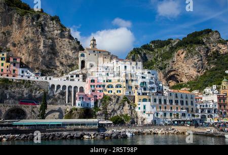 STADT AMALFI, ITALIEN - 28. 2023. APRIL: Blick auf das Dorf Amalfi, Italien, ein Resort an der italienischen Küste, umgeben von Klippen und Küstenlandschaft. Stockfoto