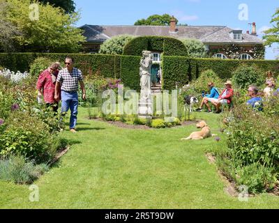 Stowmarket, Suffolk - 4. Juni 2023 : Helmingham Hall, Art and Gardens an einem heißen Sommernachmittag. Heimat der Tollemache-Familie. Menschen im Garten. Stockfoto